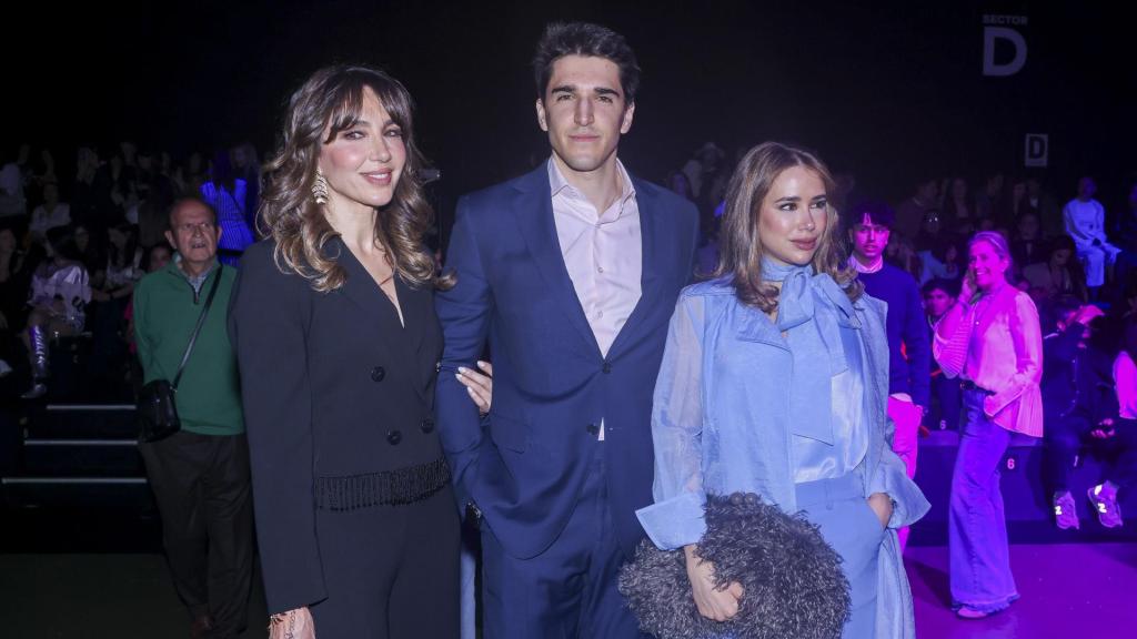 Paloma Lago con su hijo, Javier García-Obregón, y su esposa, Eugenia Gil, en un acto público.