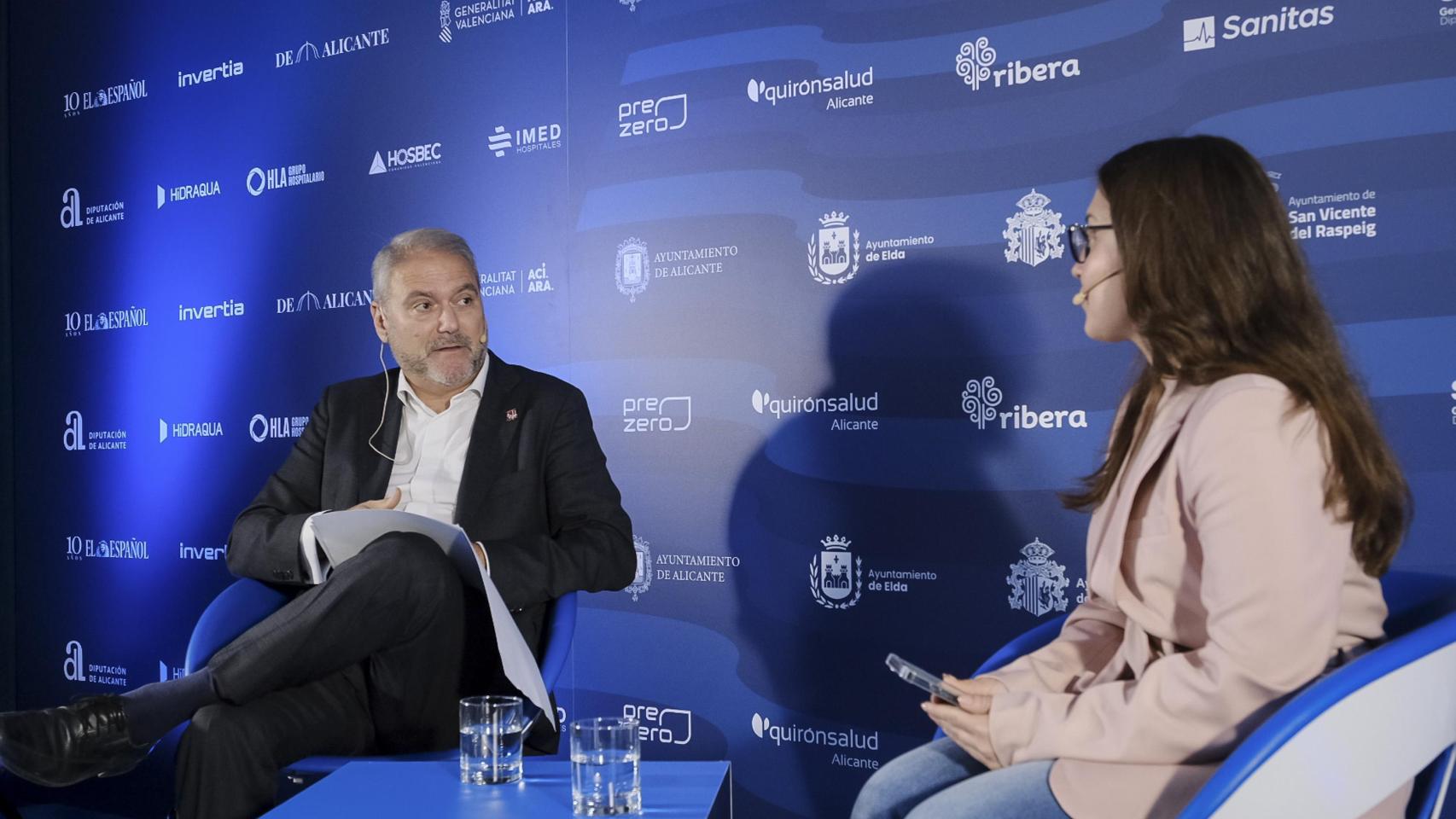 El rector de la UMH conversa con la redactora de EL ESPAÑOL de Alicante, Andrea Reinosa.