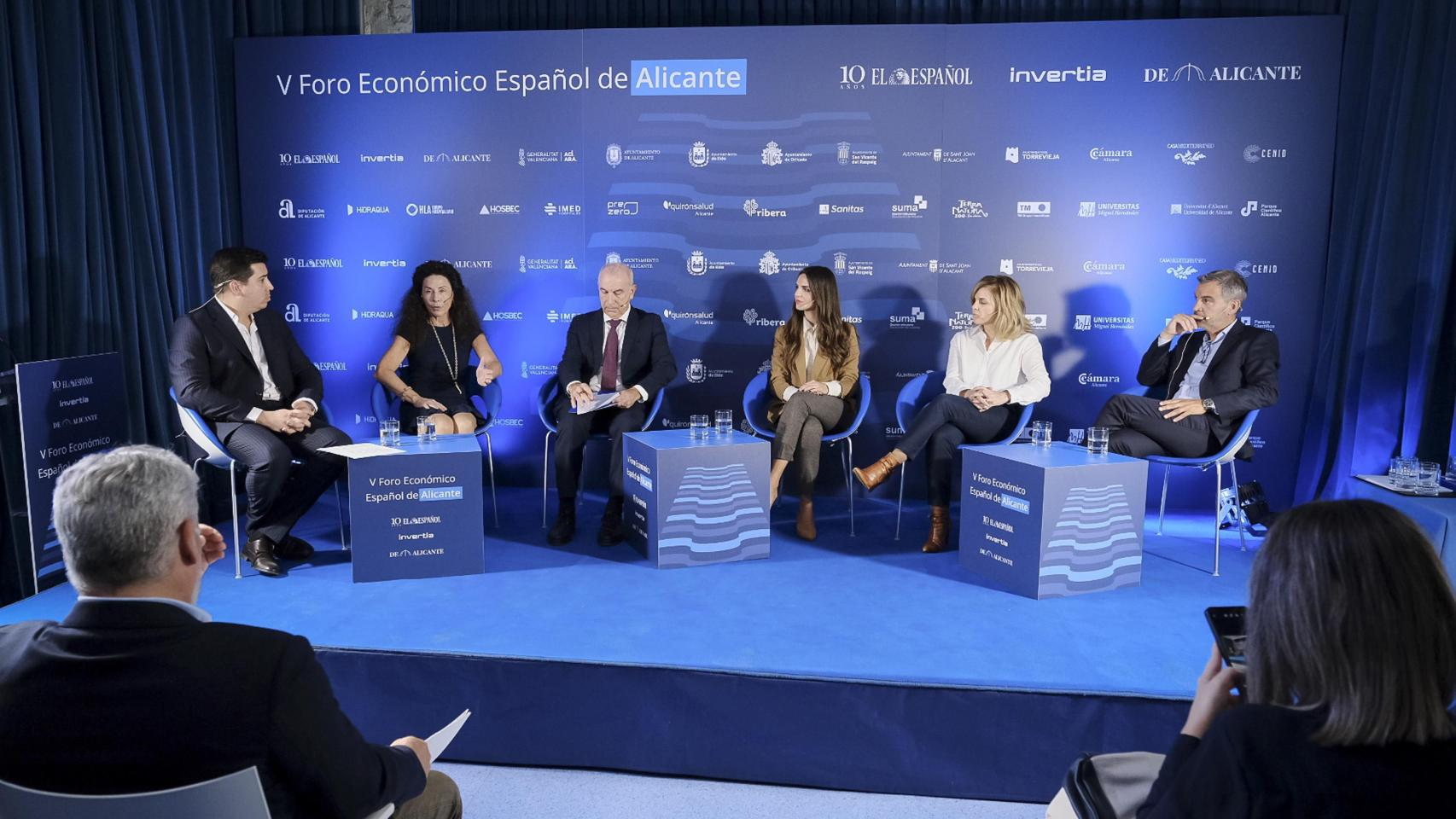 Los ponentes de la mesa de sanidad del quinto foro económico de Alicante.