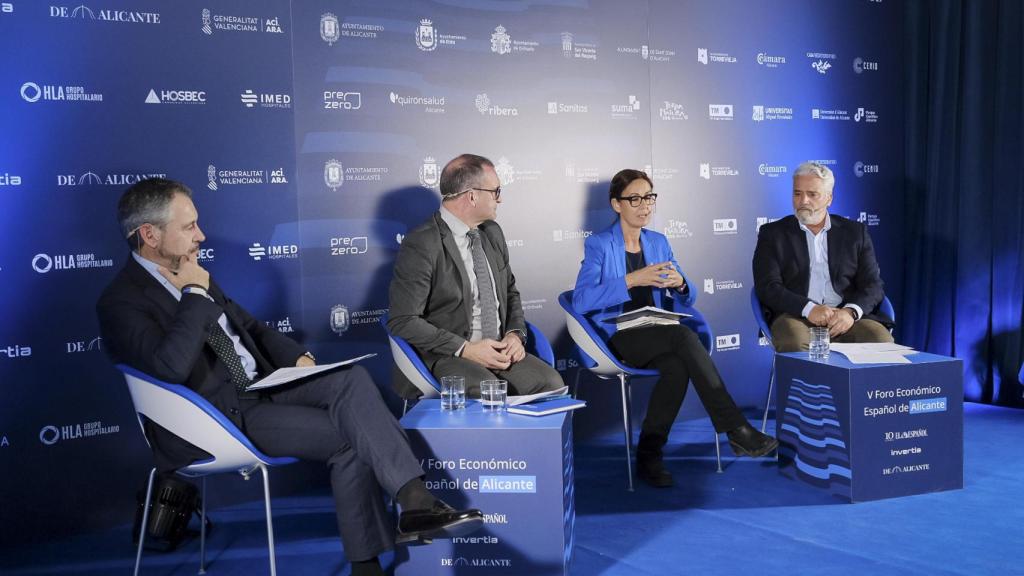 De izquierda a derecha: Vicente Seguí, director General de Empleo, Fomento Empresarial y Nueva Economía; Esteban Pelayo, director del Parque Científico de Alicante; Elisa Díaz, jefa del Servicio de Empleo y Fomento, y Javier Morales, jefe del Servicio de Innovación, Informática y Agenda Digital del Ayuntamiento de Alicante.