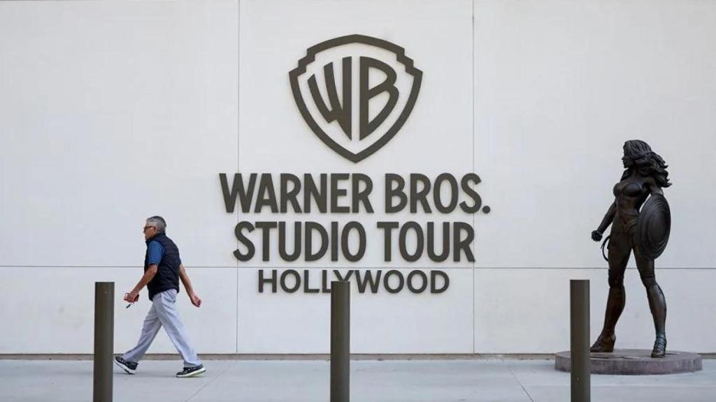 Entrada de los estudios de Warner Bros en Burbank, California (EE.UU.).