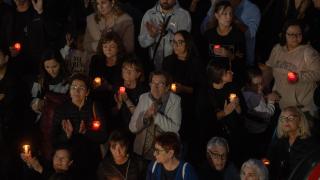 Dozens of people light candles along the Poyo rambla to keep alive the memory of those who died in the dana. Europa Press / Jorge Gil