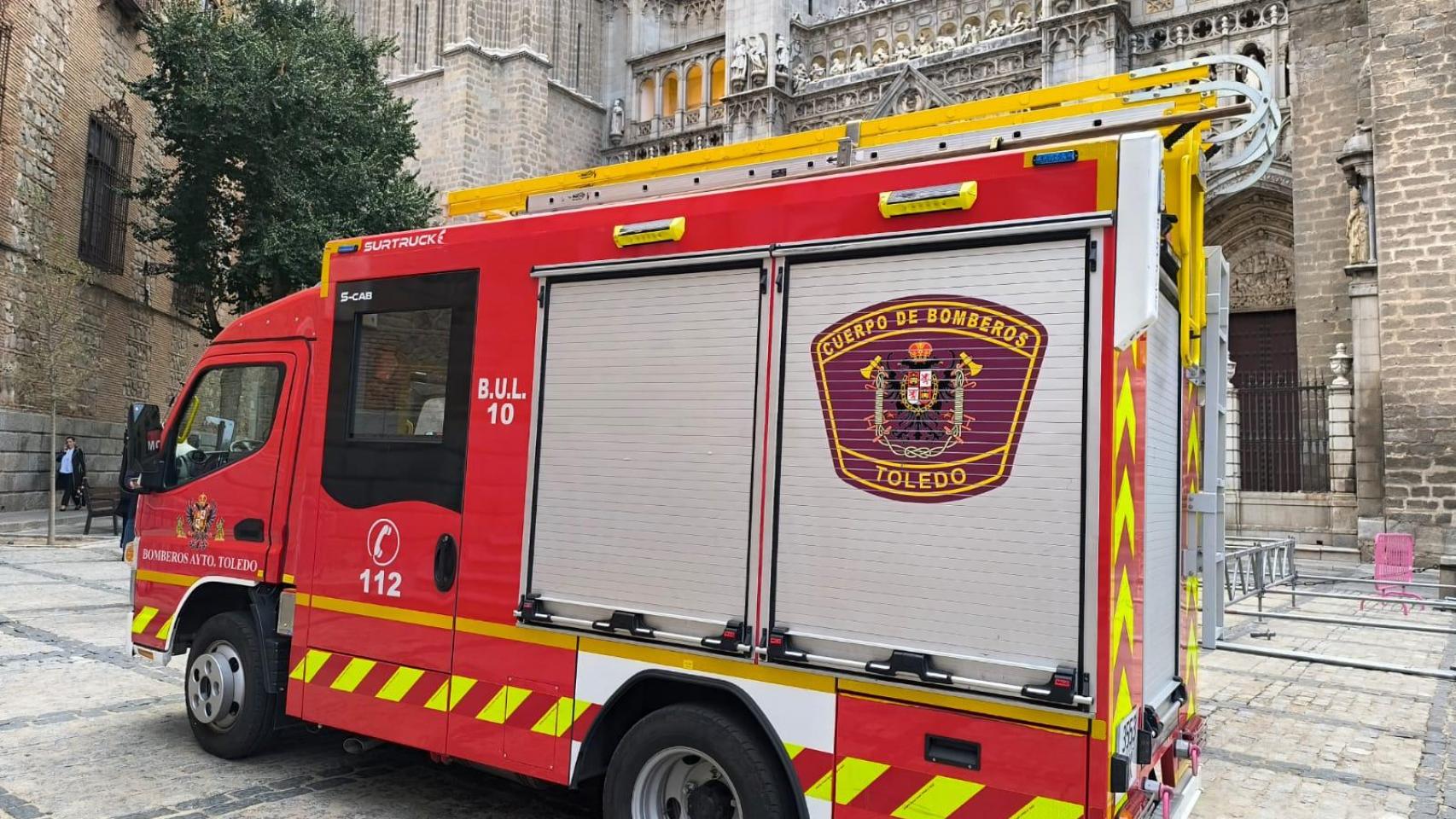 Camión de bomberos municipal en la plaza del Ayuntamiento de Toledo.