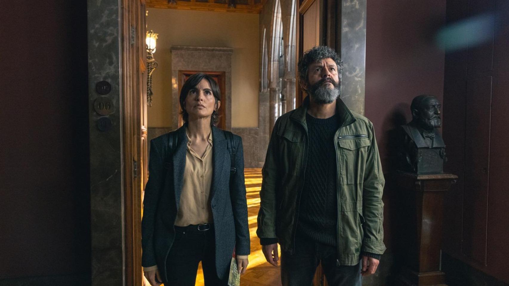 Imagen de 'Ciudad de sombras', con Isak Ferriz y Verónica Echegui.