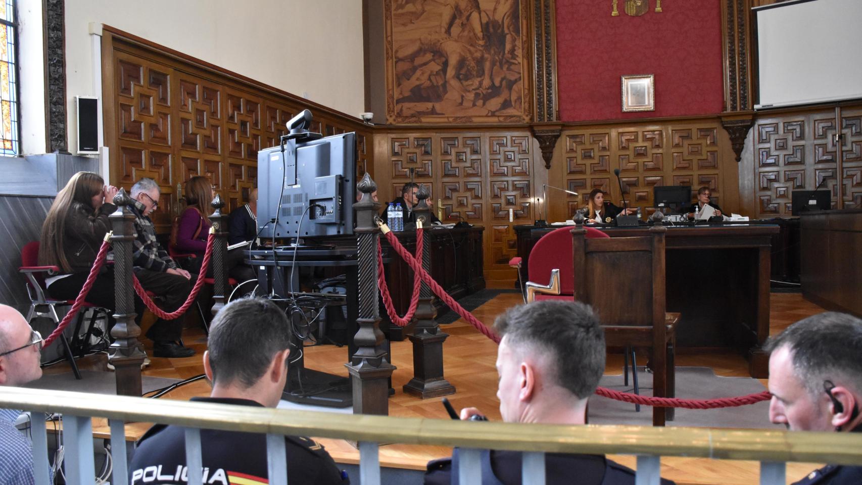 Ana Cristina, a su pareja, conocida como 'Mariñeiro, y el tercer acusado, apodado 'El Chico', en la Audiencia Provincial de Zamora