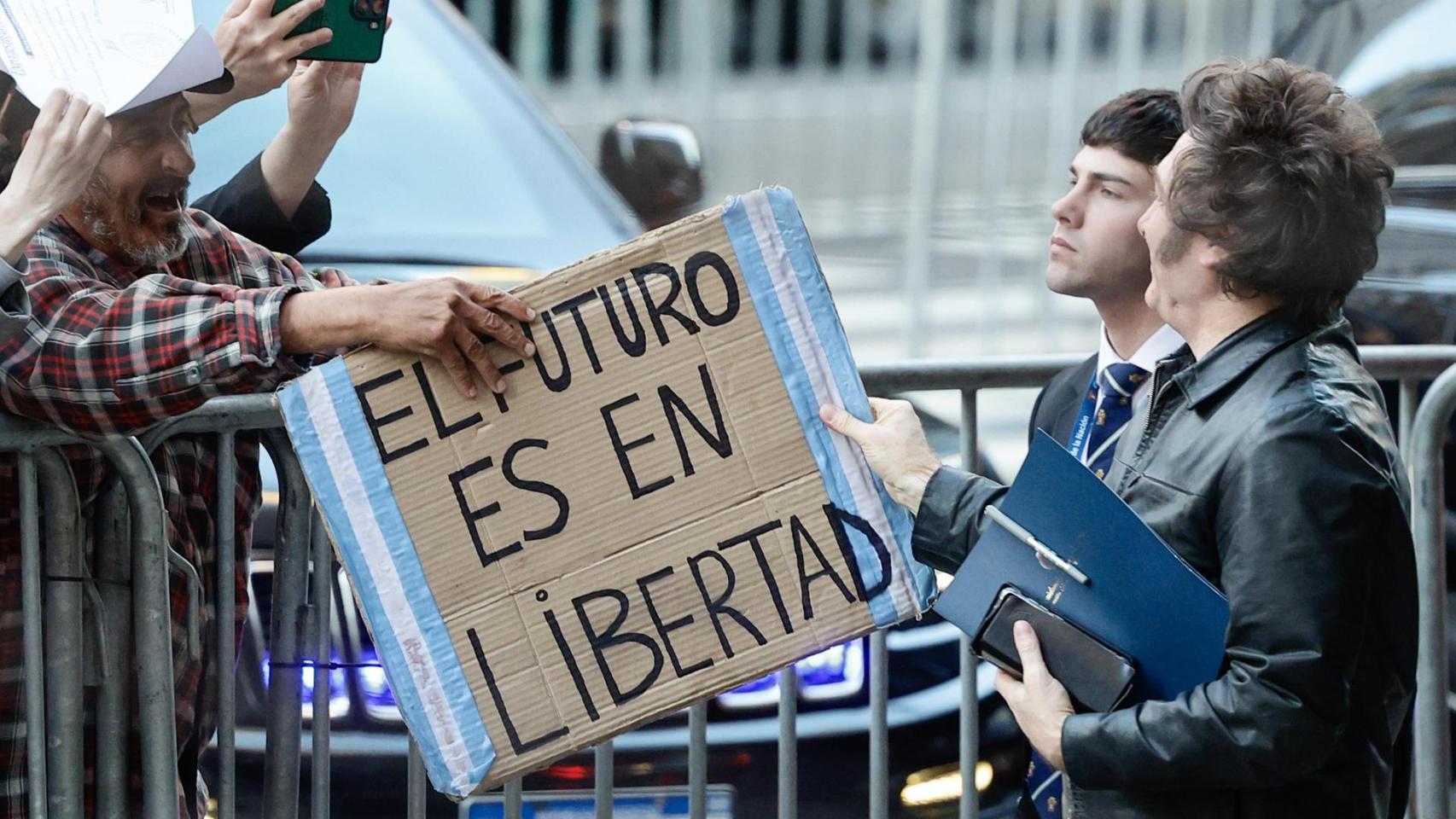 El presidente de Argentina, Javier Milei, llega al Hotel Libertador, en Buenos Aires.