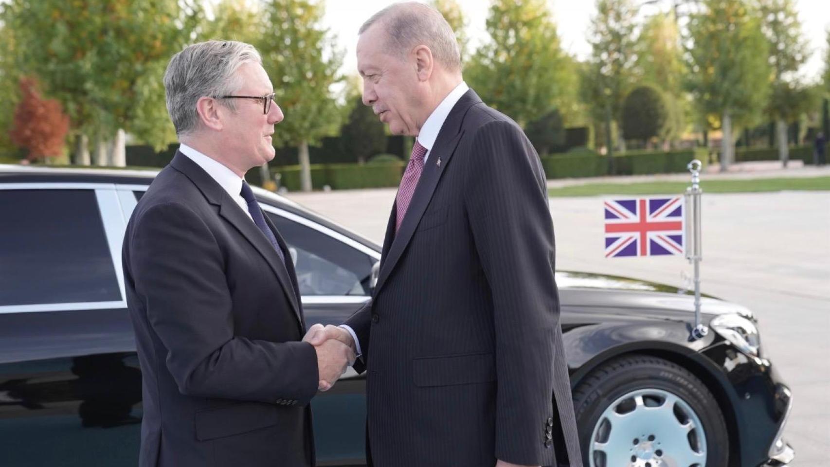 El presidente de Turquía, Recep Tayyip Erdogan, recibe en Ankara al primer ministro de Reino Unido, Keir Starmer.