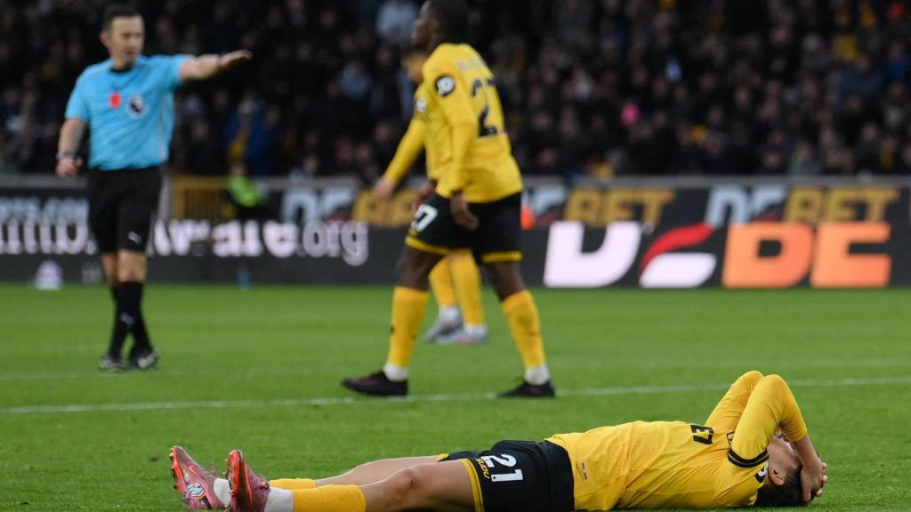 Los jugadores del Wolverhampton se lamentan durante el partido ante el Burnley.