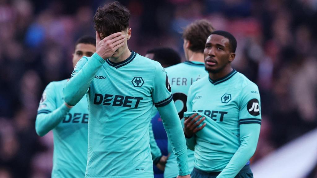 Los jugadores del Wolverhampton lloran tras la derrota ante el Sunderland.