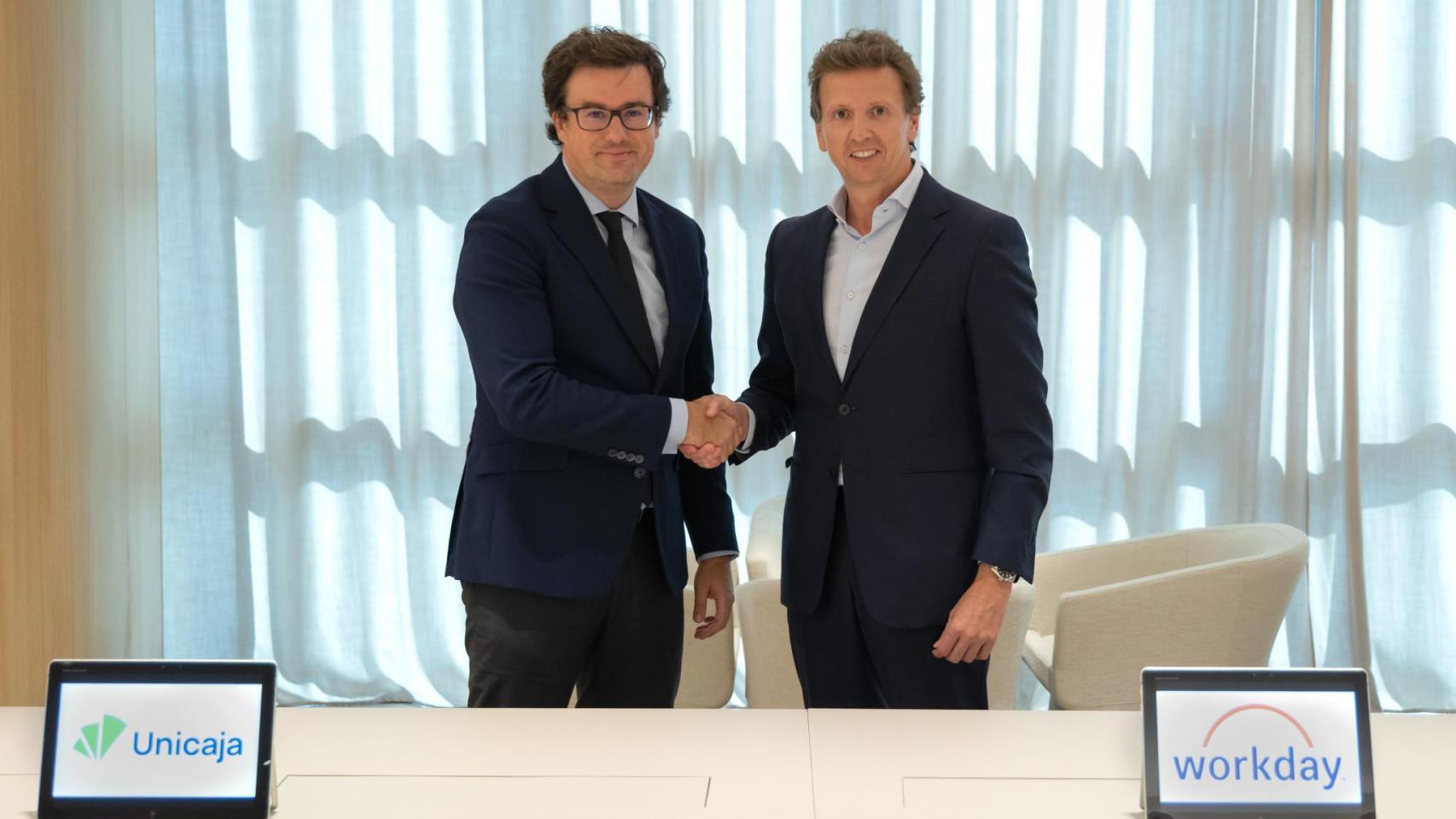 Juan Medina, director general de Personas, Organización y Legal de Unicaja, y Adolfo Pellicer, VP & country manager, Iberia, Workday.