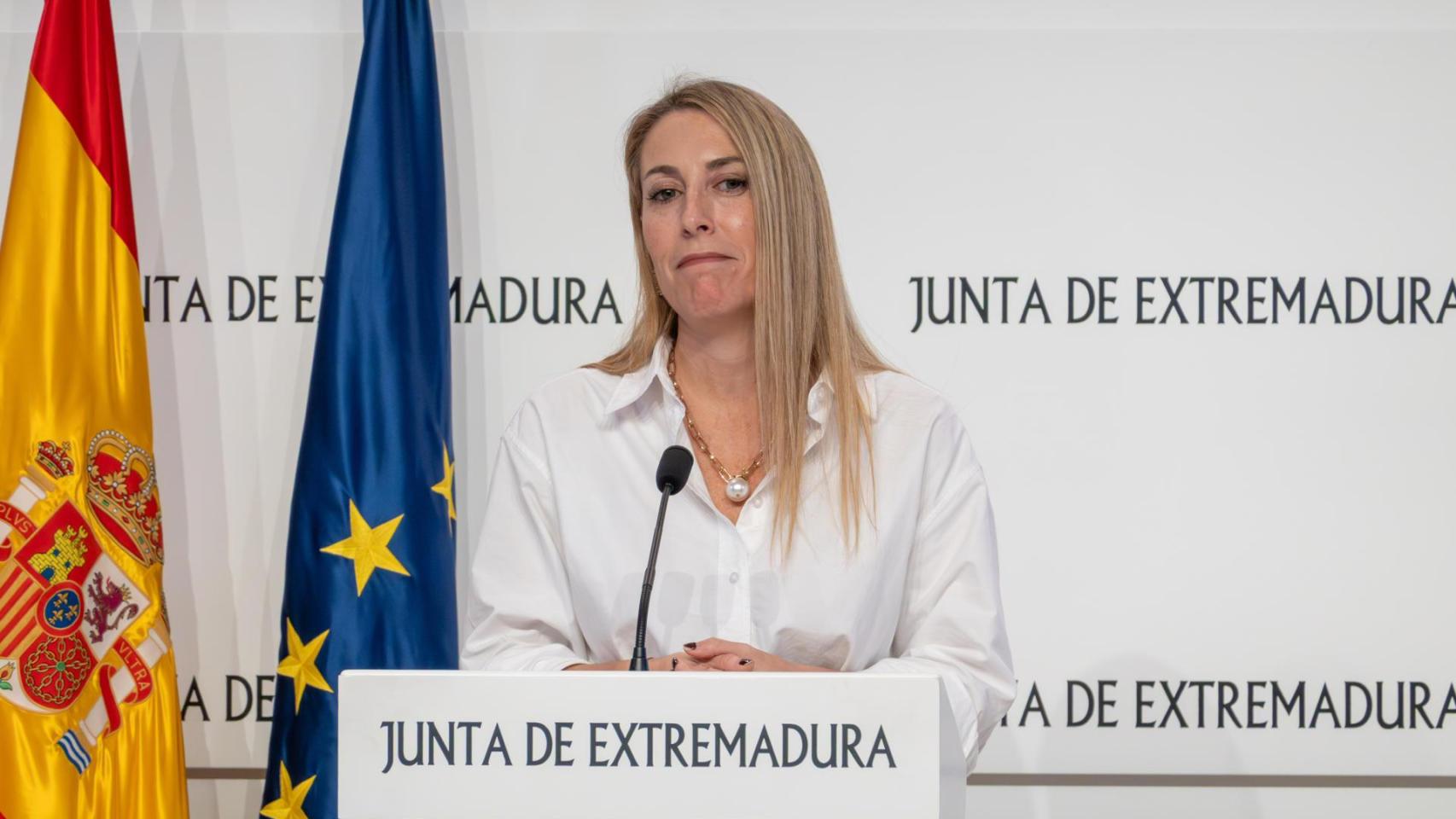 La presidenta de la Junta de Extremadura, María Guardiola, en rueda de prensa este lunes en Mérida.