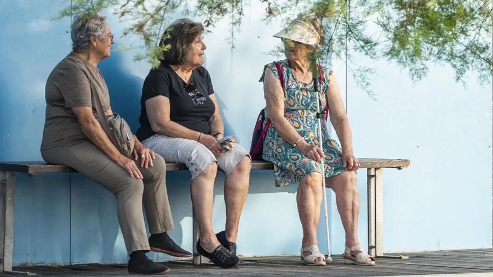 Imagen de archivo de tres mujeres de edad avanzada en España.