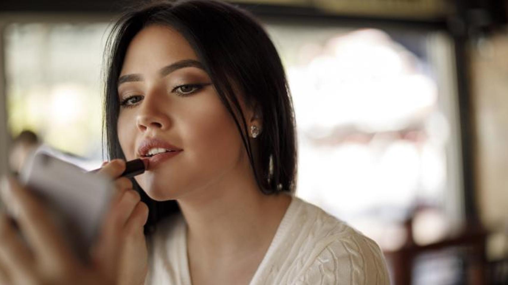 Mujer pintándose los labios.