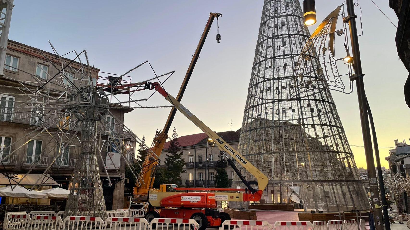 Llega la estrella que coronará el árbol de Porta do Sol, en Vigo.