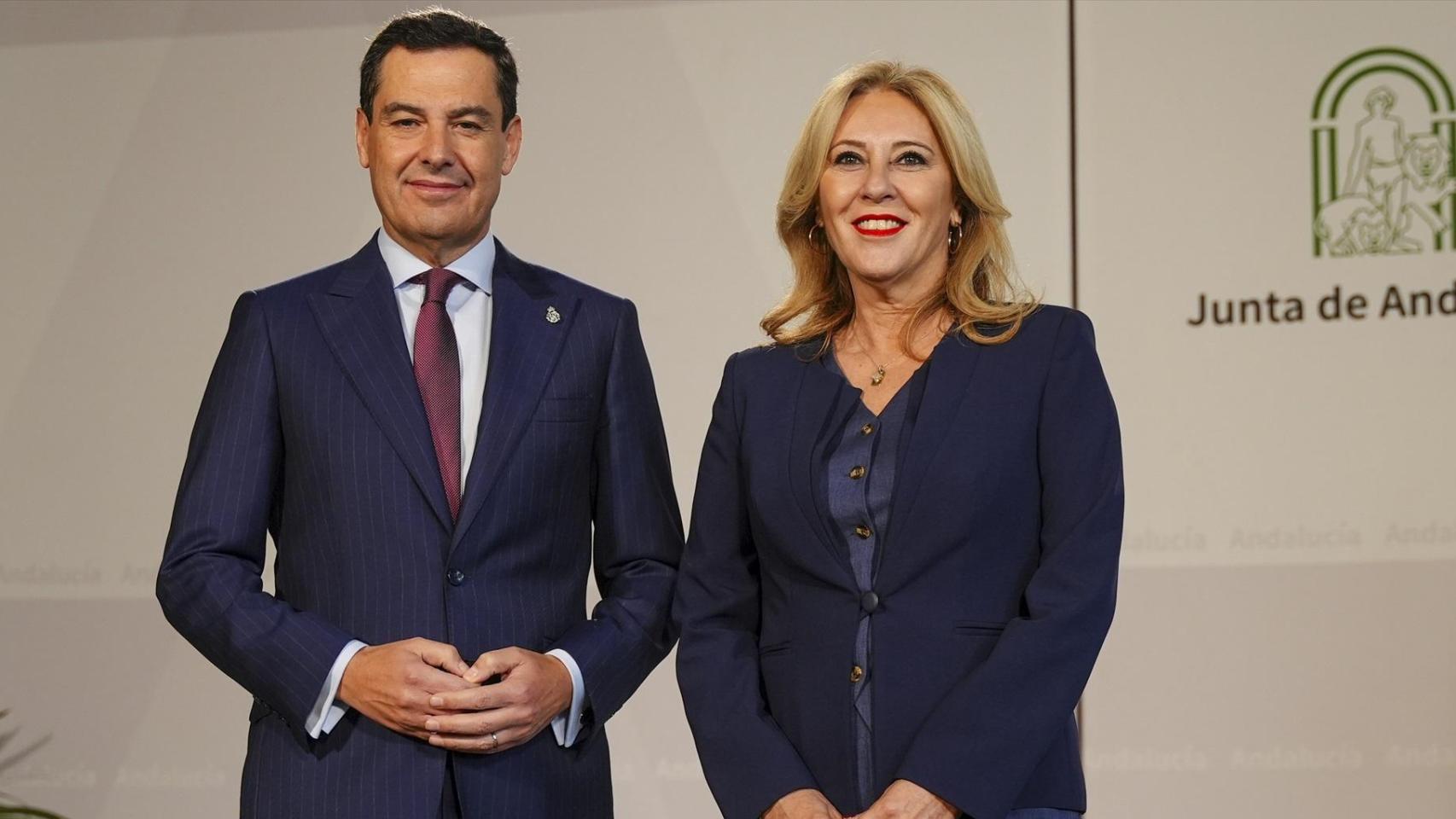 El presidente de la Junta, Juanma Moreno, y la consejera de Economía, Carolina España, en el Palacio de San Telmo de Sevilla.