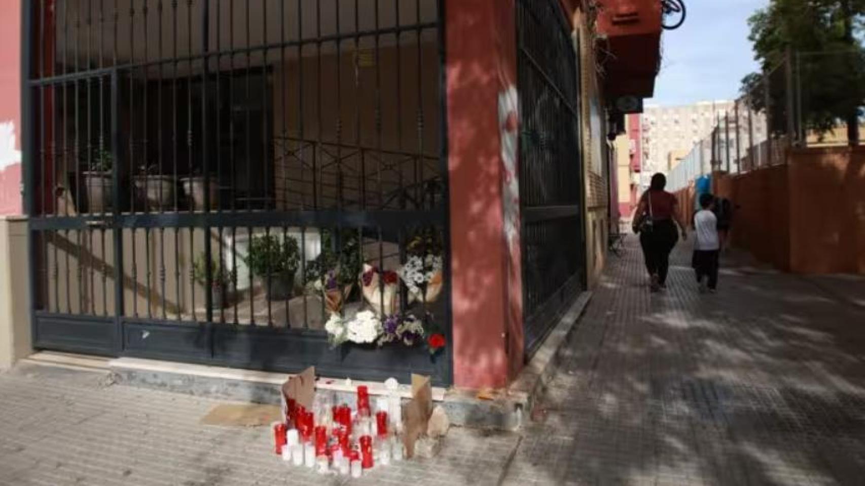 Imagen del altar improvisado en memoria de Sandra Peña.