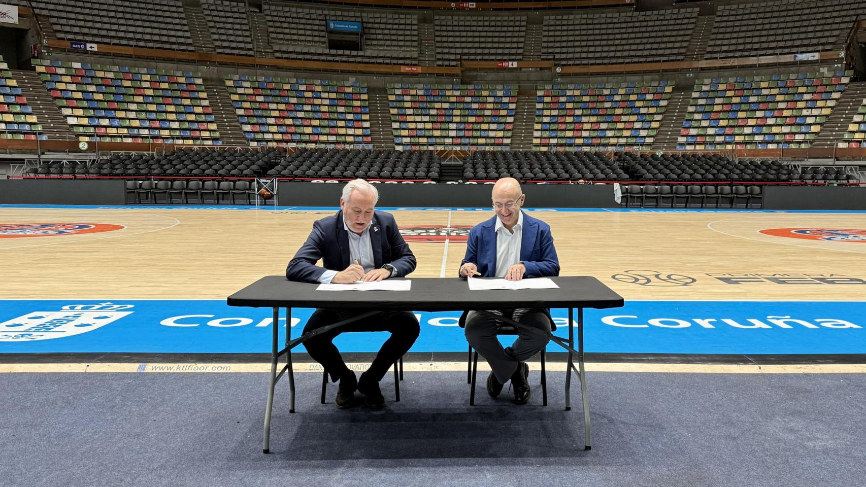 Imagen de la firma del acuerdo.