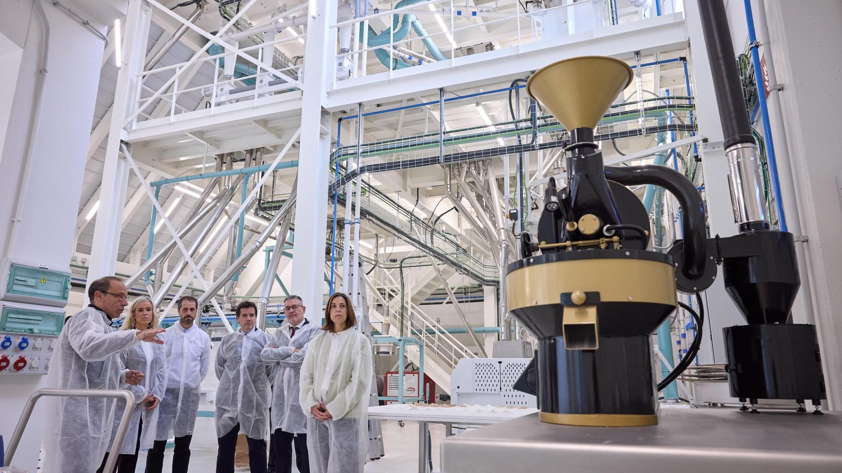 Los consejeros Irujo y García junto con directores y directoras generales de sus departamentos en la visita a la empresa Espiga.