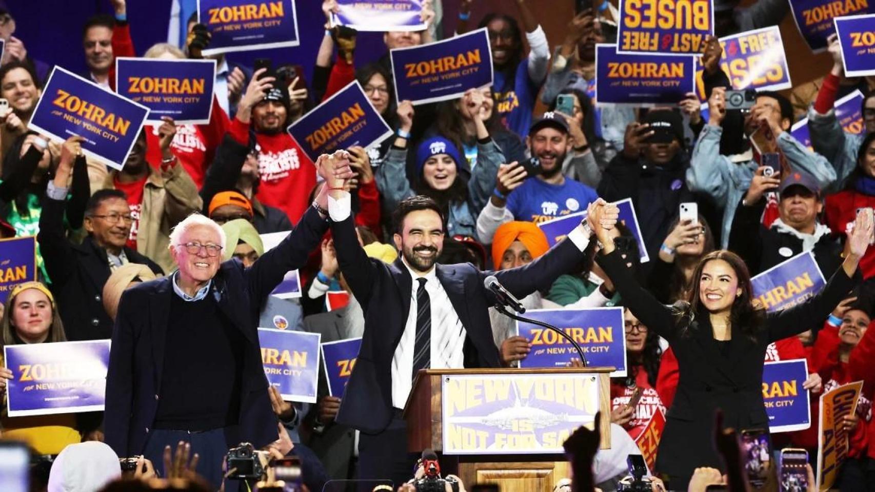 Bernie Sanders, Zohran Mamdani y Alexandria Ocasio-Cortez, el domingo en un mitin en Nueva York.