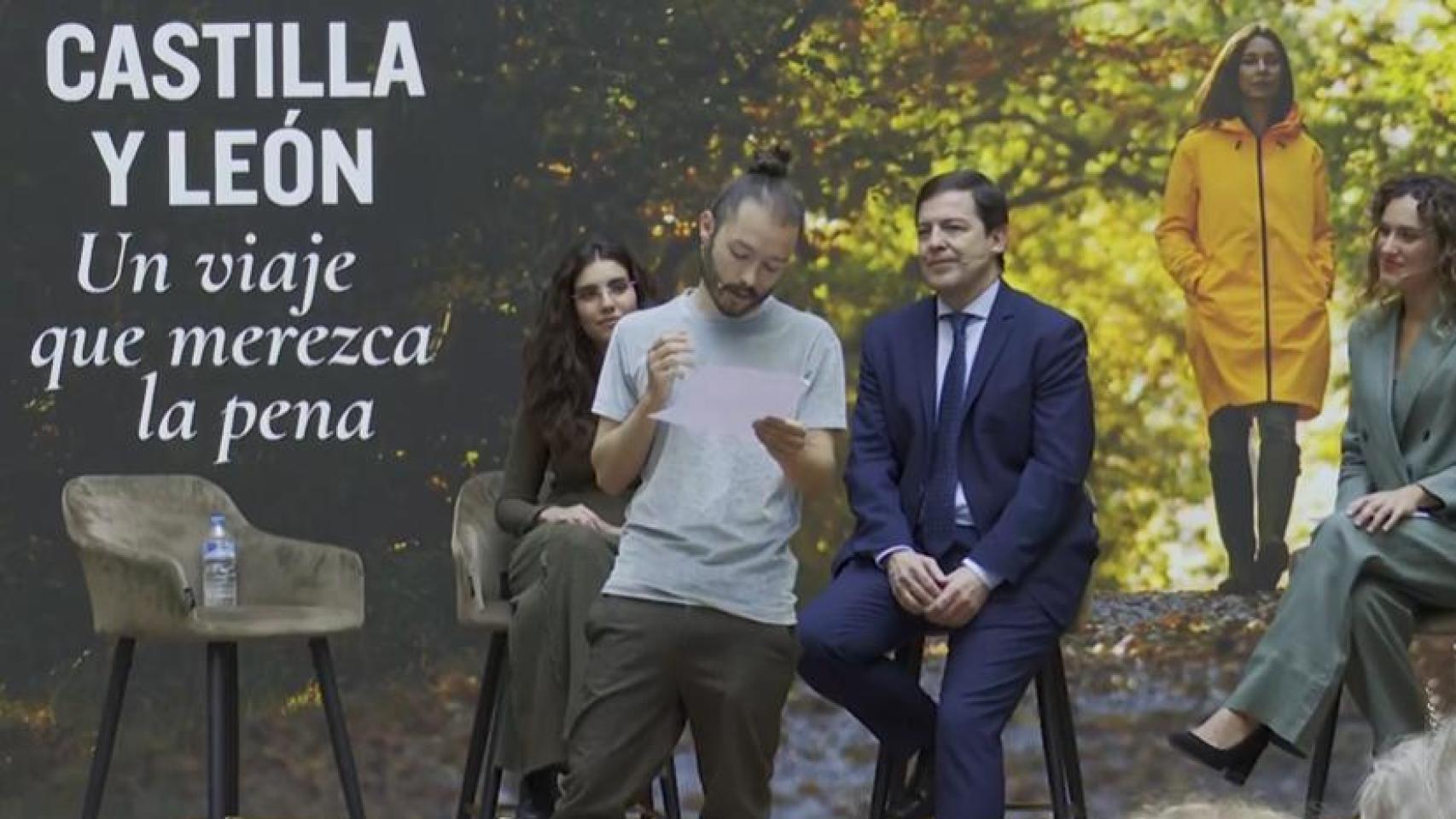 La estudiante de Historia y colaboradora de Clan TV y RNE, Alba Saenc, el poeta David Galán 'Redry' y el presidente de la Junta, Alfonso Fernández Mañueco, durante la presentación de la Campaña de Turismo de Castilla y León, este martes
