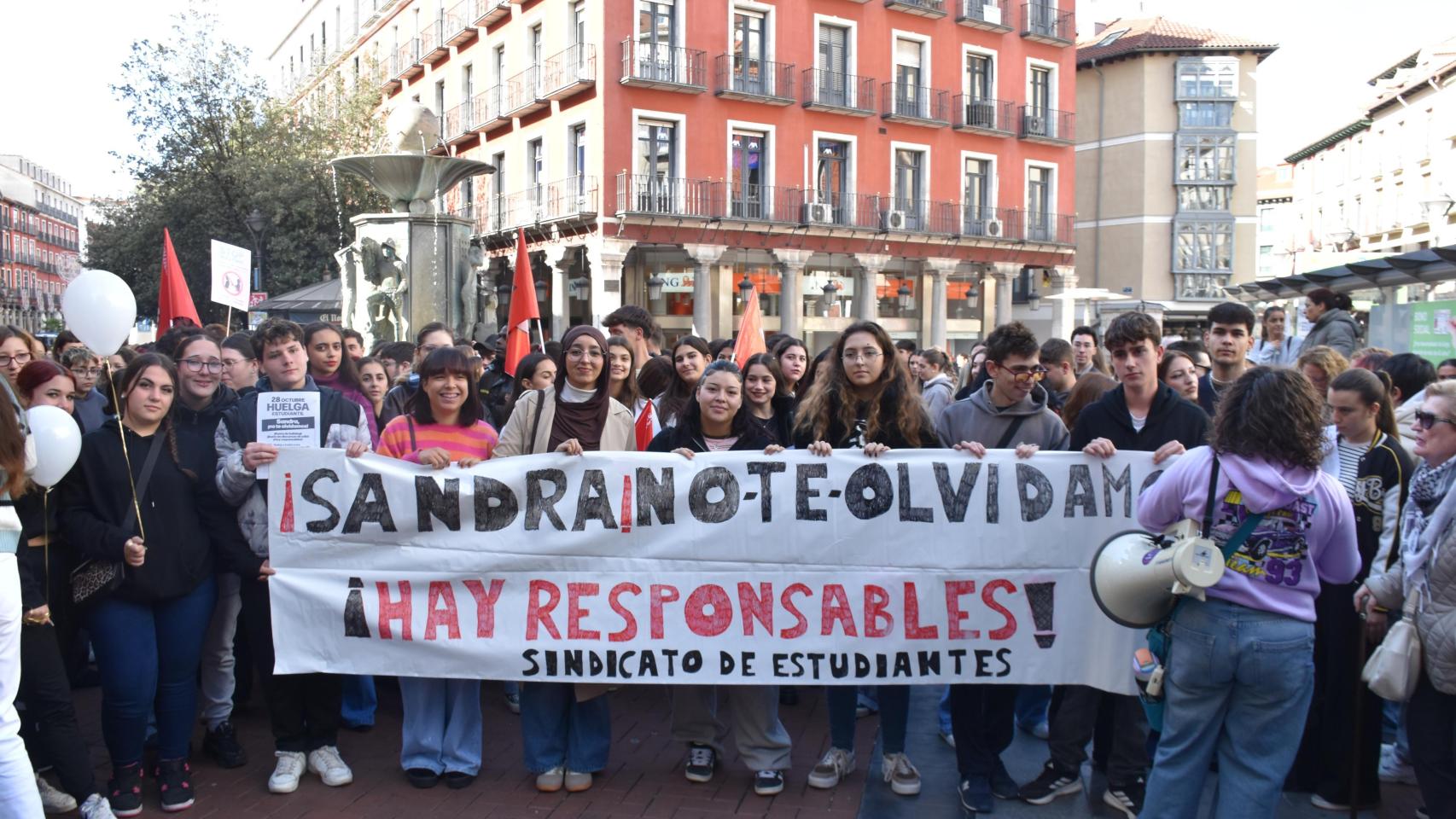 Dos centenares de estudiantes salen a la calle en Valladolid en recuerdo de Sandra Peña y en contra del acoso escolar