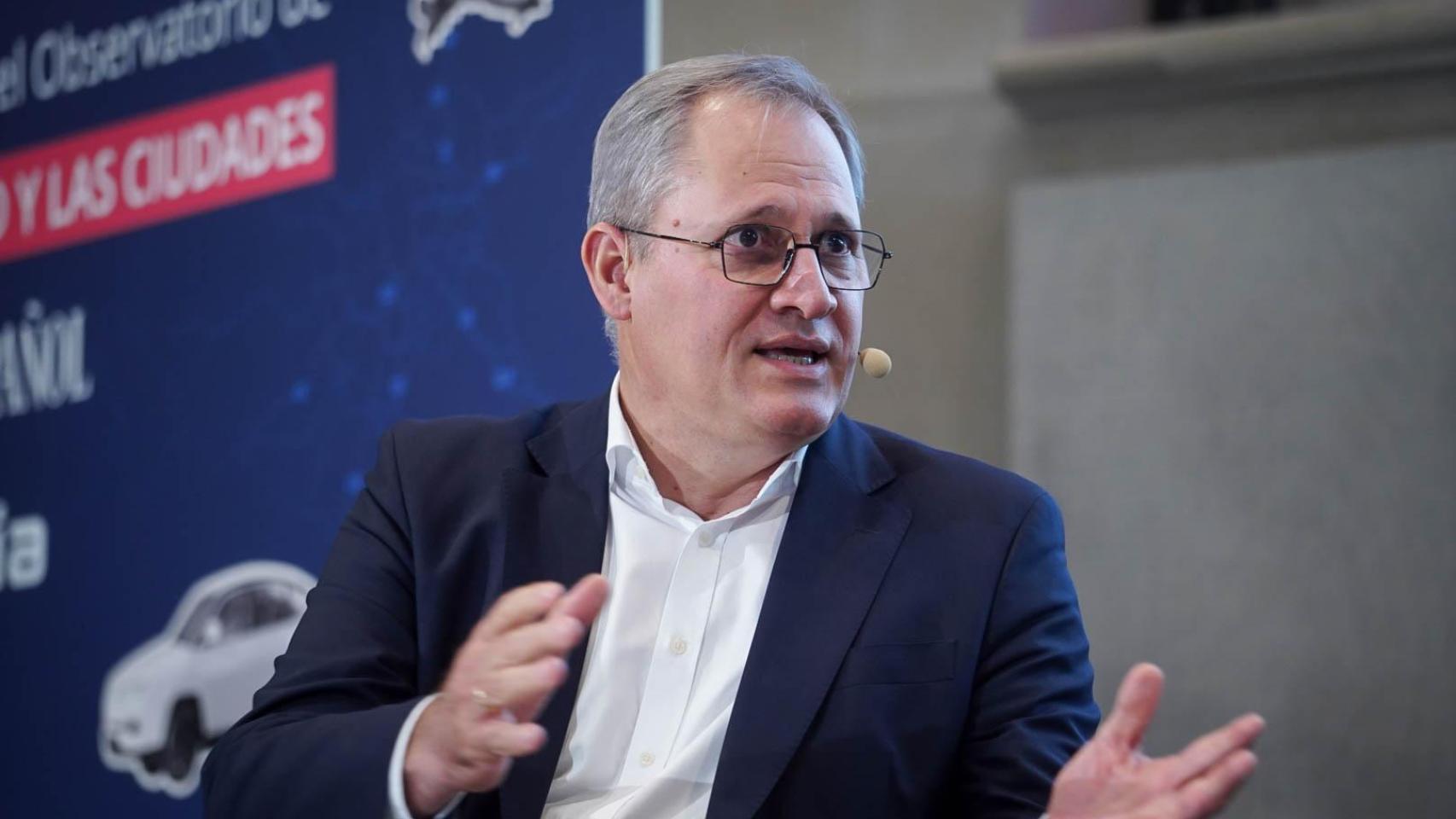 Antonio Joaquín González, director de Relaciones Institucionales de Stellantis Iberia, en el 'VI Simposio del Observatorio de la Movilidad y las Ciudades'.