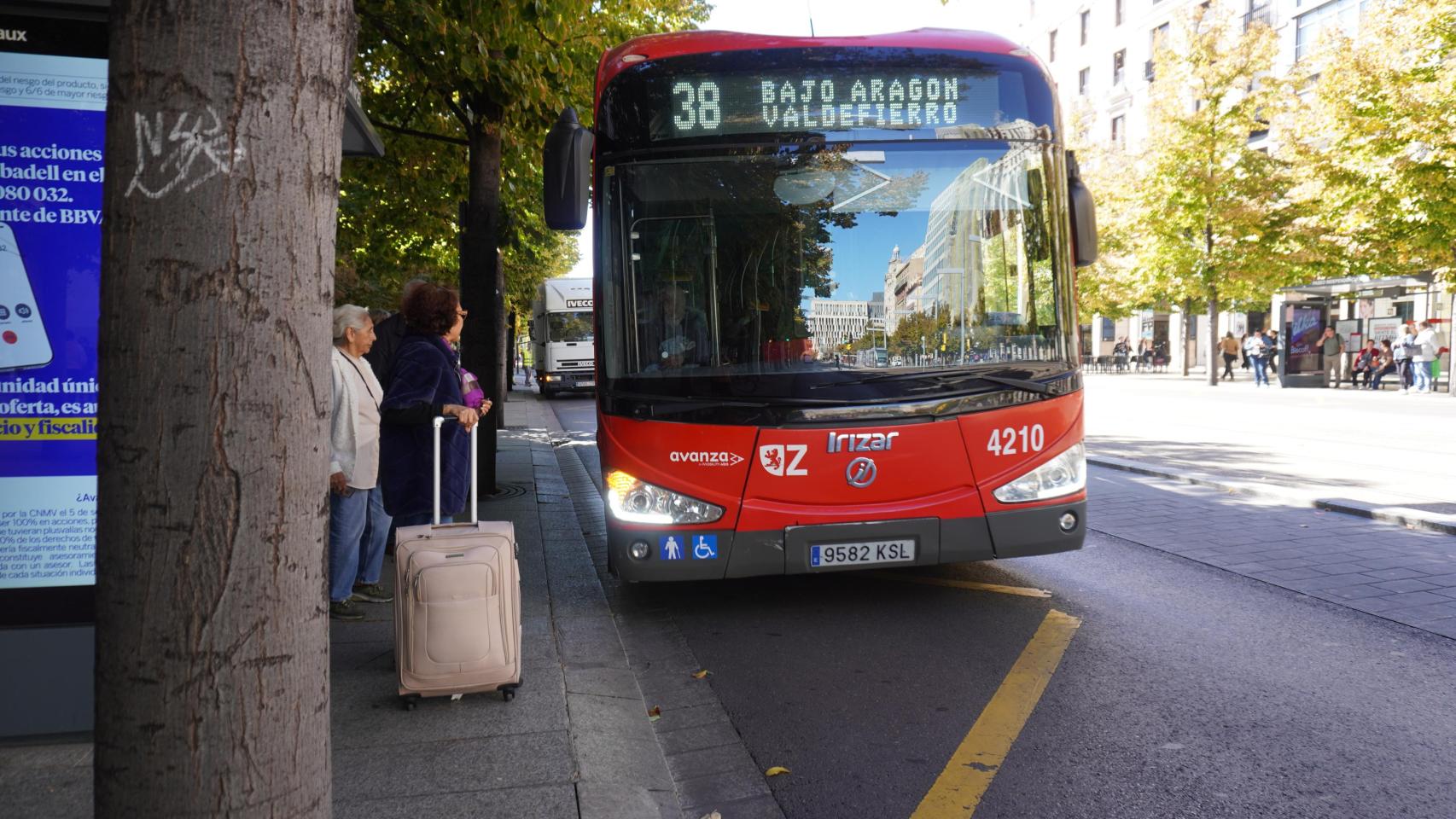 Un autobús de Zaragoza en pleno paseo de la Independencia.