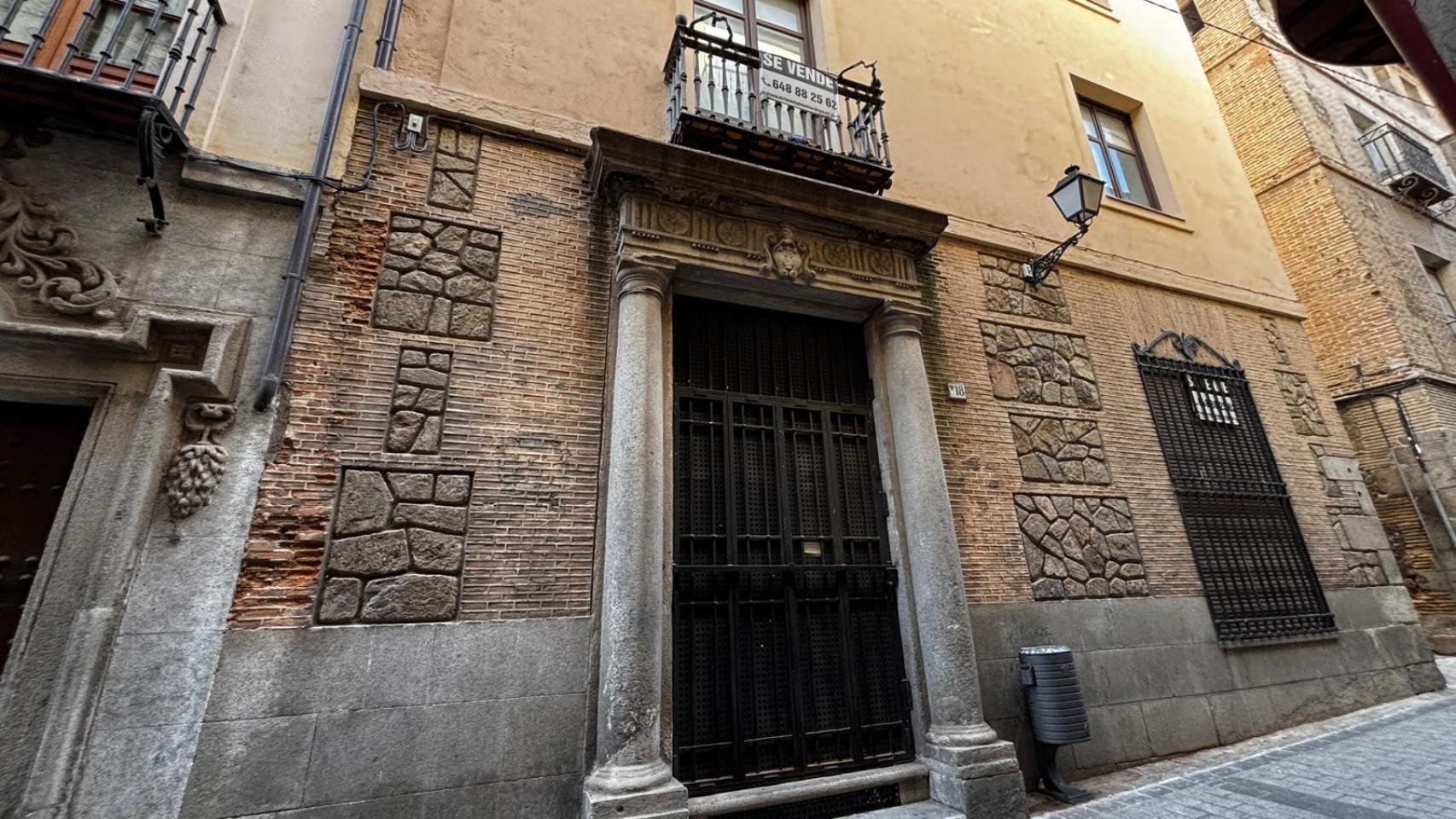 El inmueble se encuentra en la calle La Plata número 18, muy próximo al macrohotel proyectado con piscina en azotea.