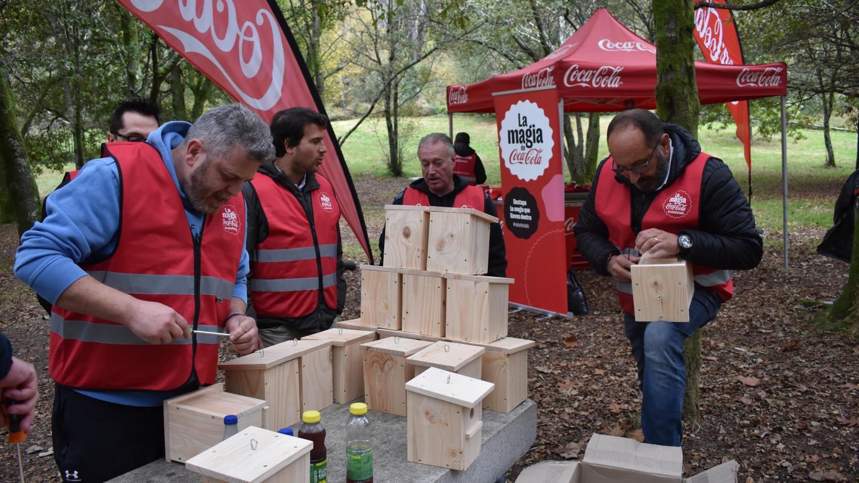 La Semana del Voluntariado de Coca-Cola construye un veintena de cajas nido en Santiago