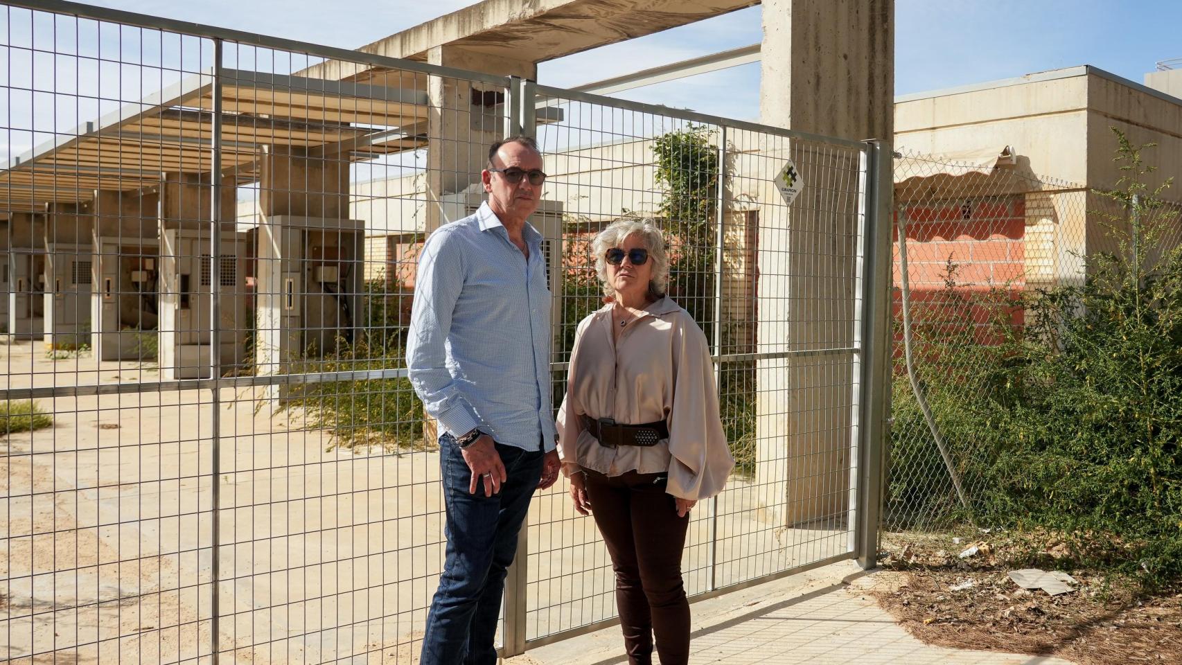 Miguel y Carmina, hijo y nuera de Rosa (92), que murió ahogada en su casa pegada al barranco del Poyo en Picanya.