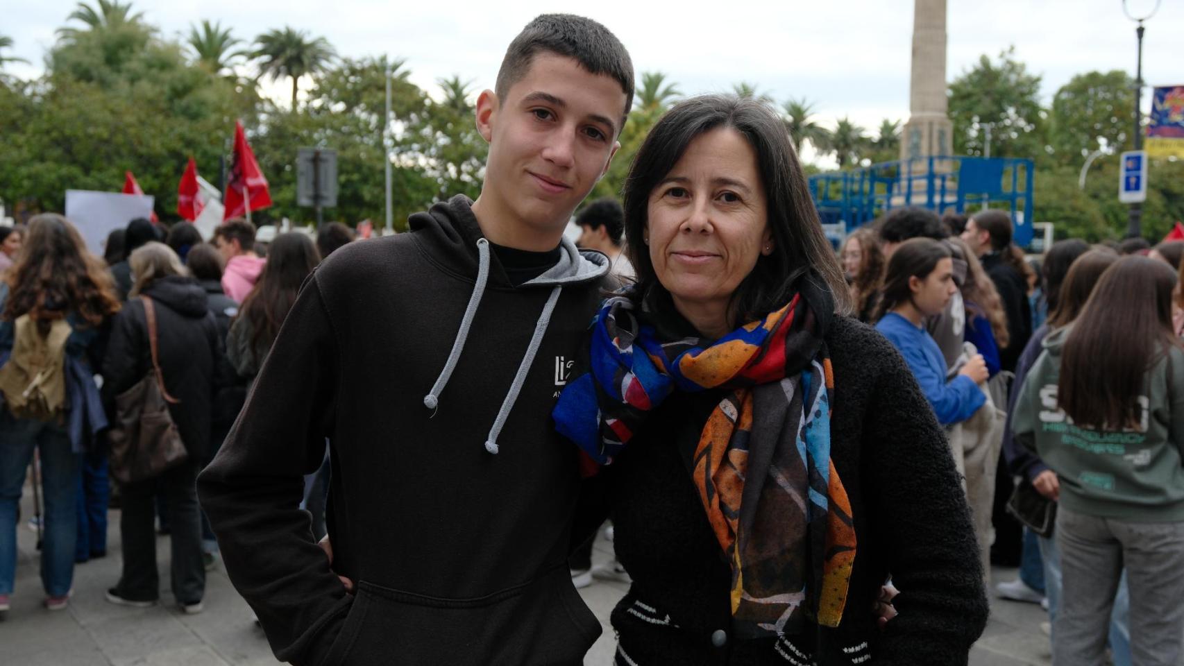 Una madre y su hijo en la manifestación contra el acoso escolar en A Coruña