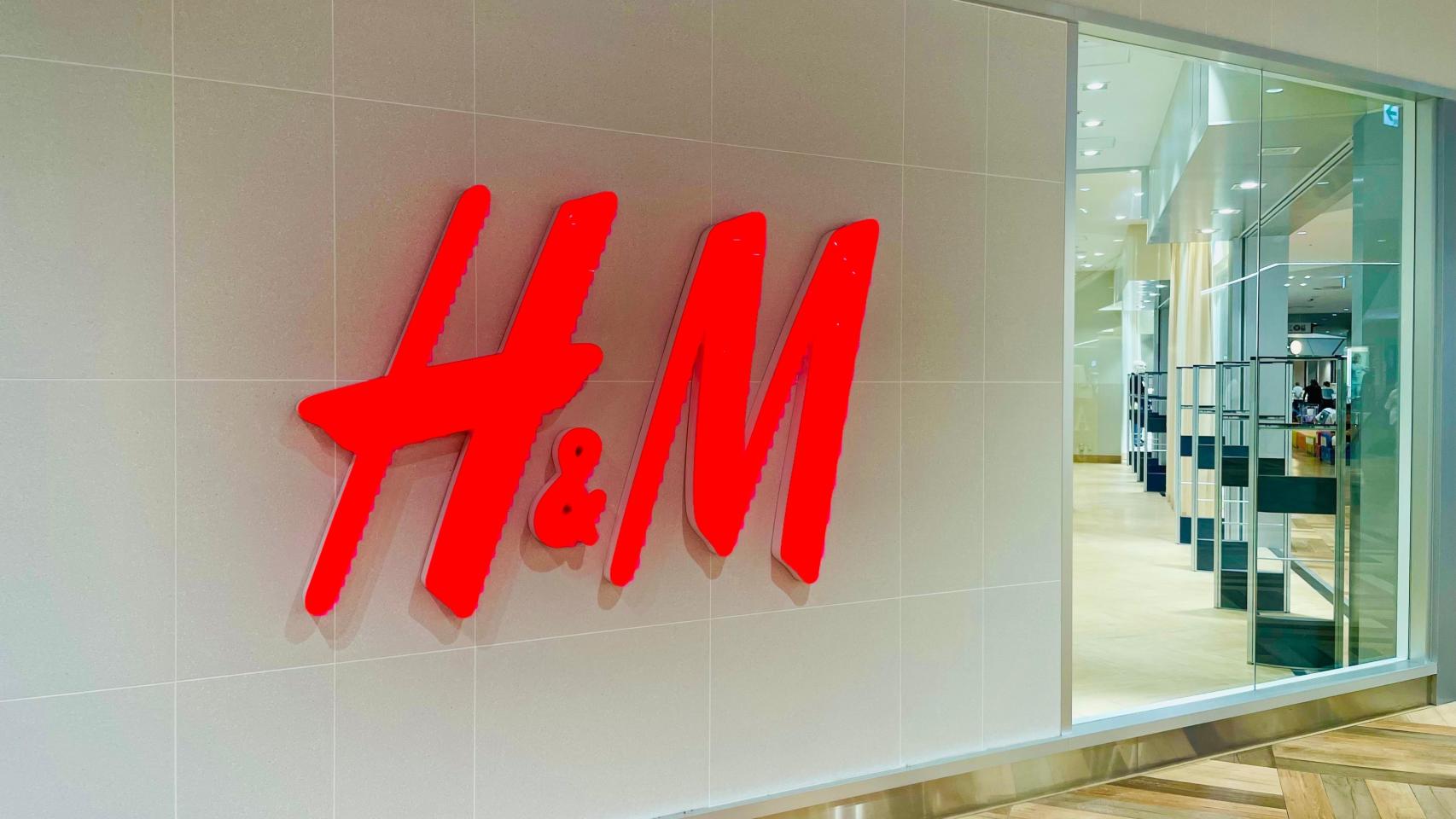 Una tienda con el logo de H&M
