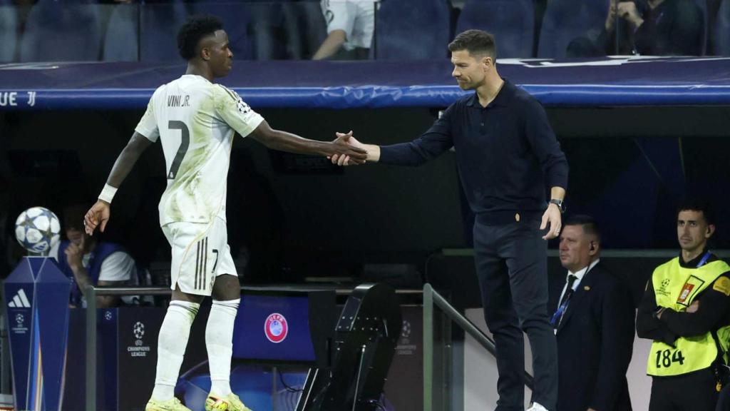 Vinicius saluda a Xabi Alonso tras ser sustituido en el partido de Champions ante la Juventus