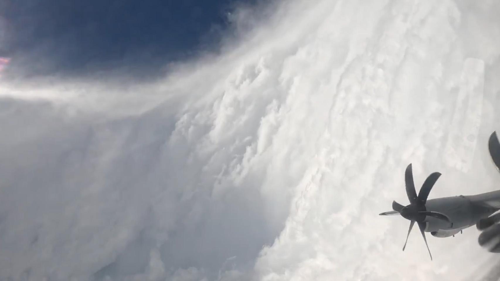 Captura del vídeo del escuadrón con el ojo del huracán de fondo.