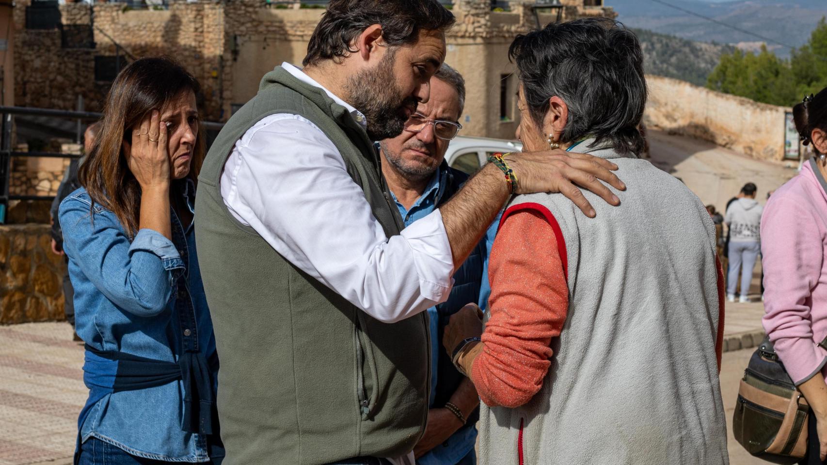 Paco Núñez junto a las víctimas.
