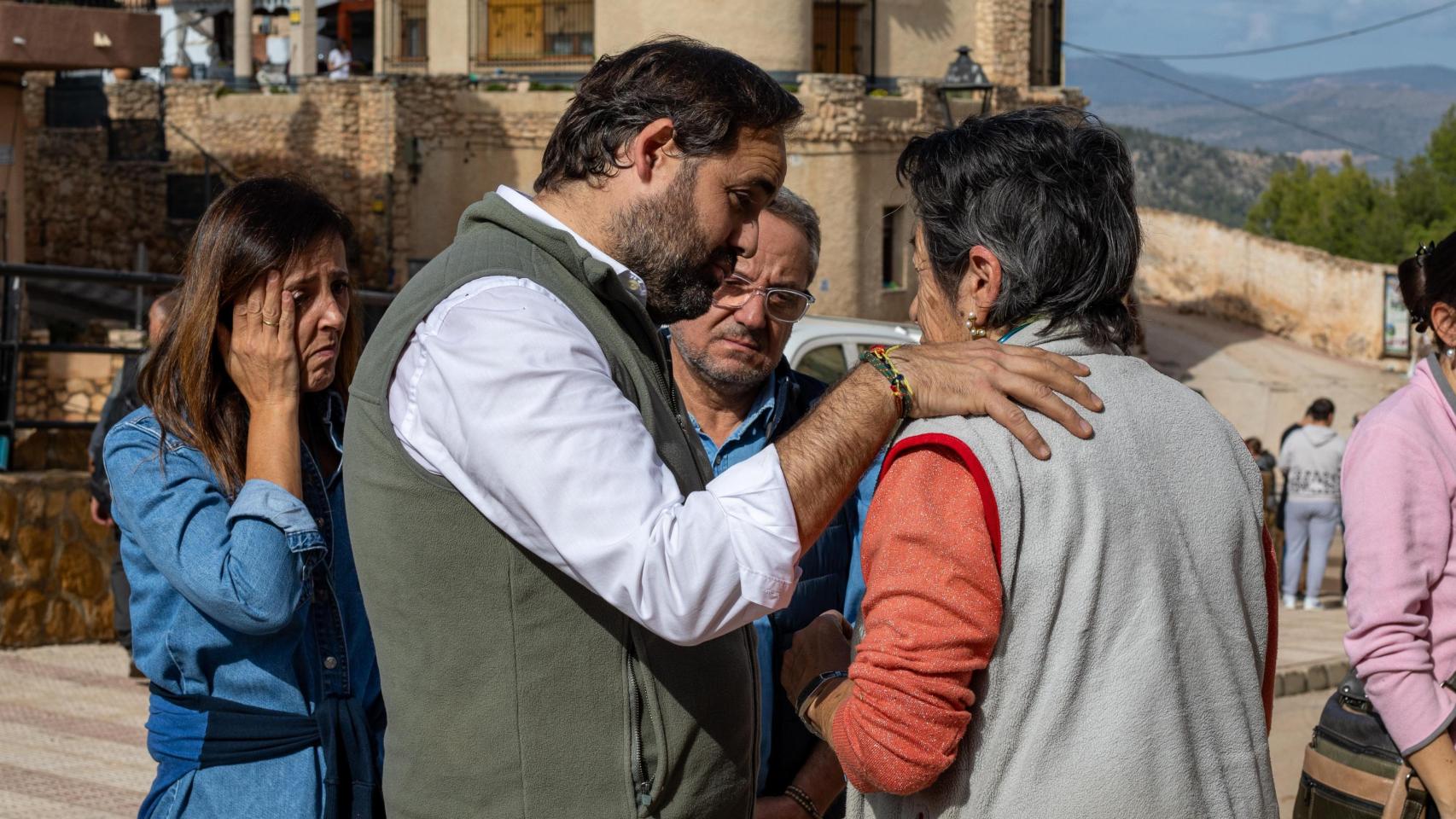 Paco Núñez junto a las víctimas.