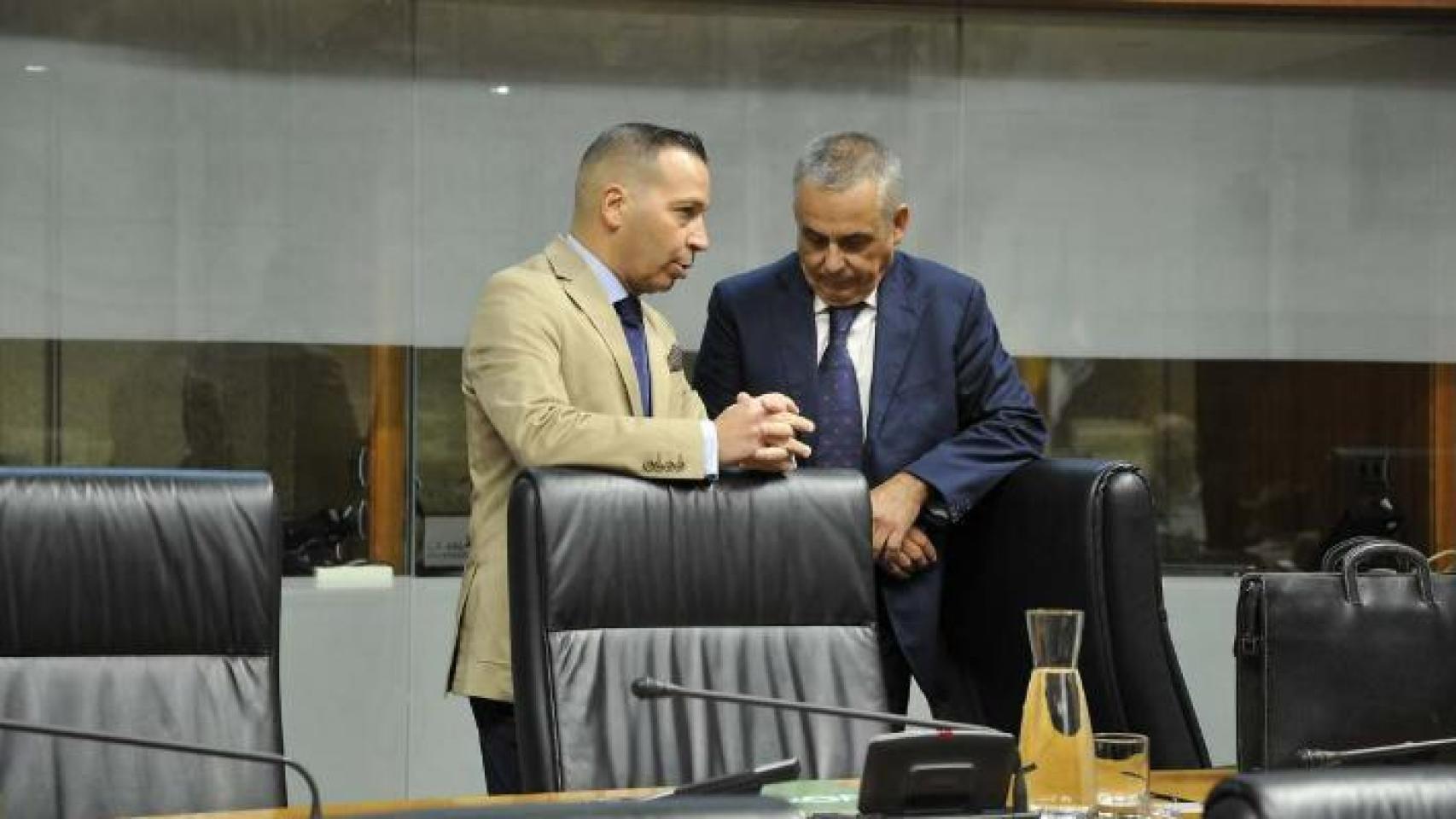 El portavoz de Vox en la Asamblea de Extremadura, Óscar Fernández Calle, y el presidente del Grupo Parlamentario Vox, Ángel Pelayo Gordillo.