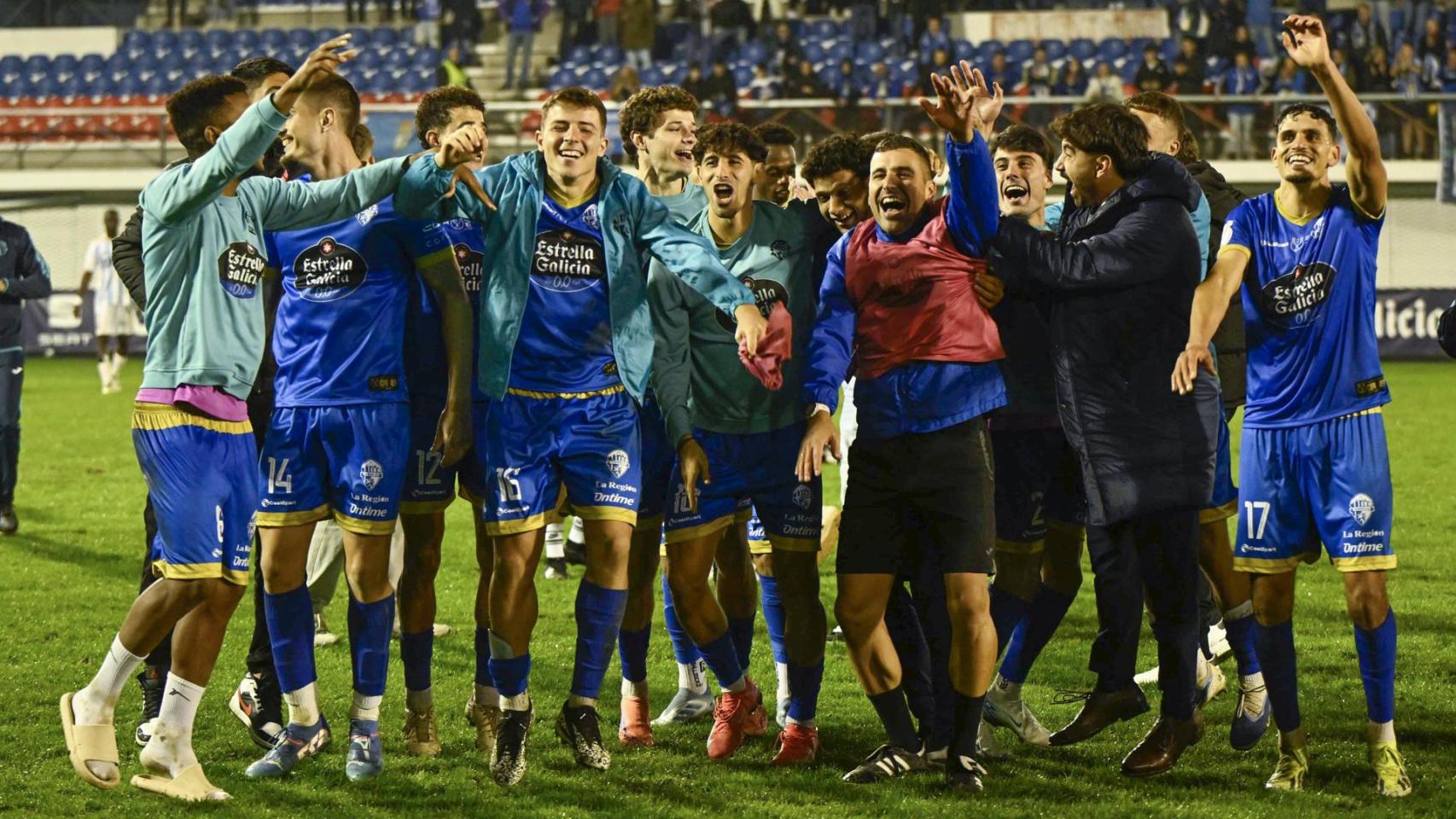 Los futbolistas del Ourense celebra su victoria contra el Oviedo.