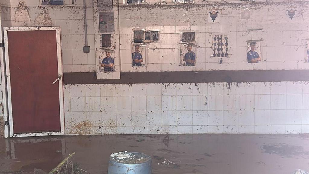 Les vestiaires d'El Pateller après les dégâts.