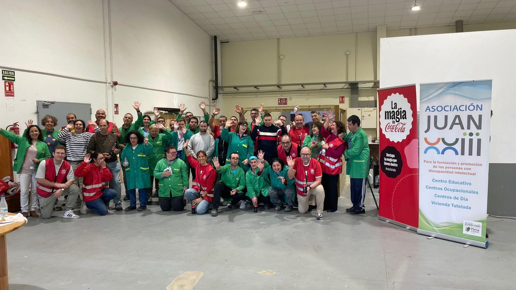 Jornada de voluntariado de trabajadores de Coca-Cola en el Centro Juan XXIII de Cangas (Pontevedra).