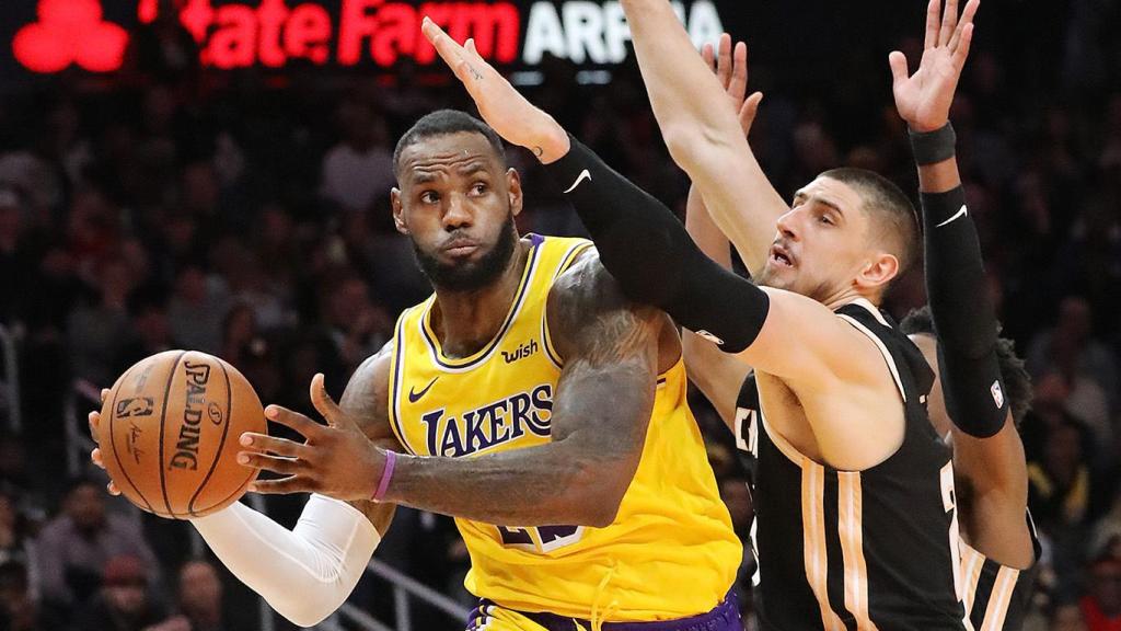 Alex Len, derecha, enfrentándose a LeBron James en la NBA