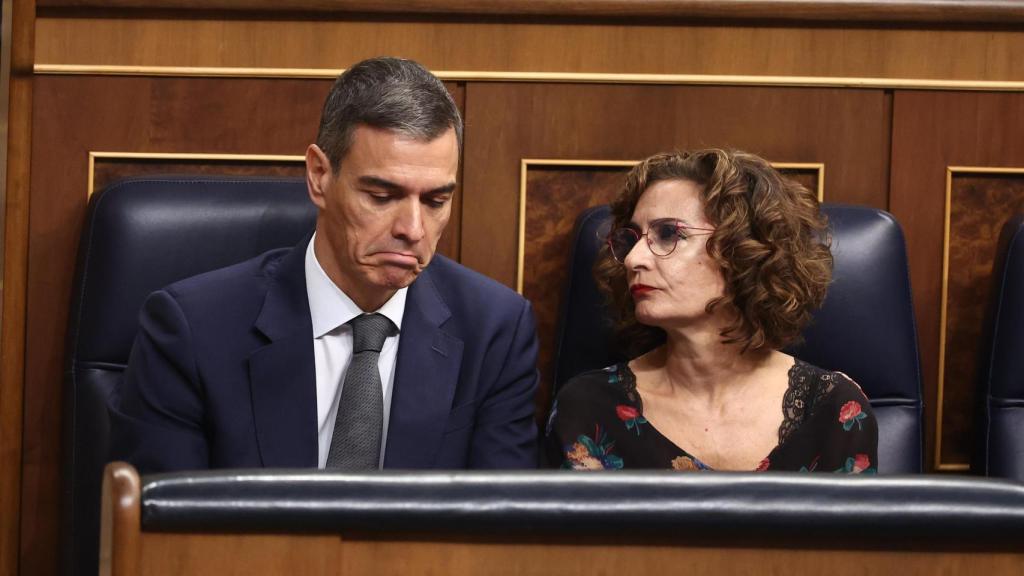 Sánchez junto a María Jesús Montero en la sesión de control de este miércoles en el Congreso de los Diputados.