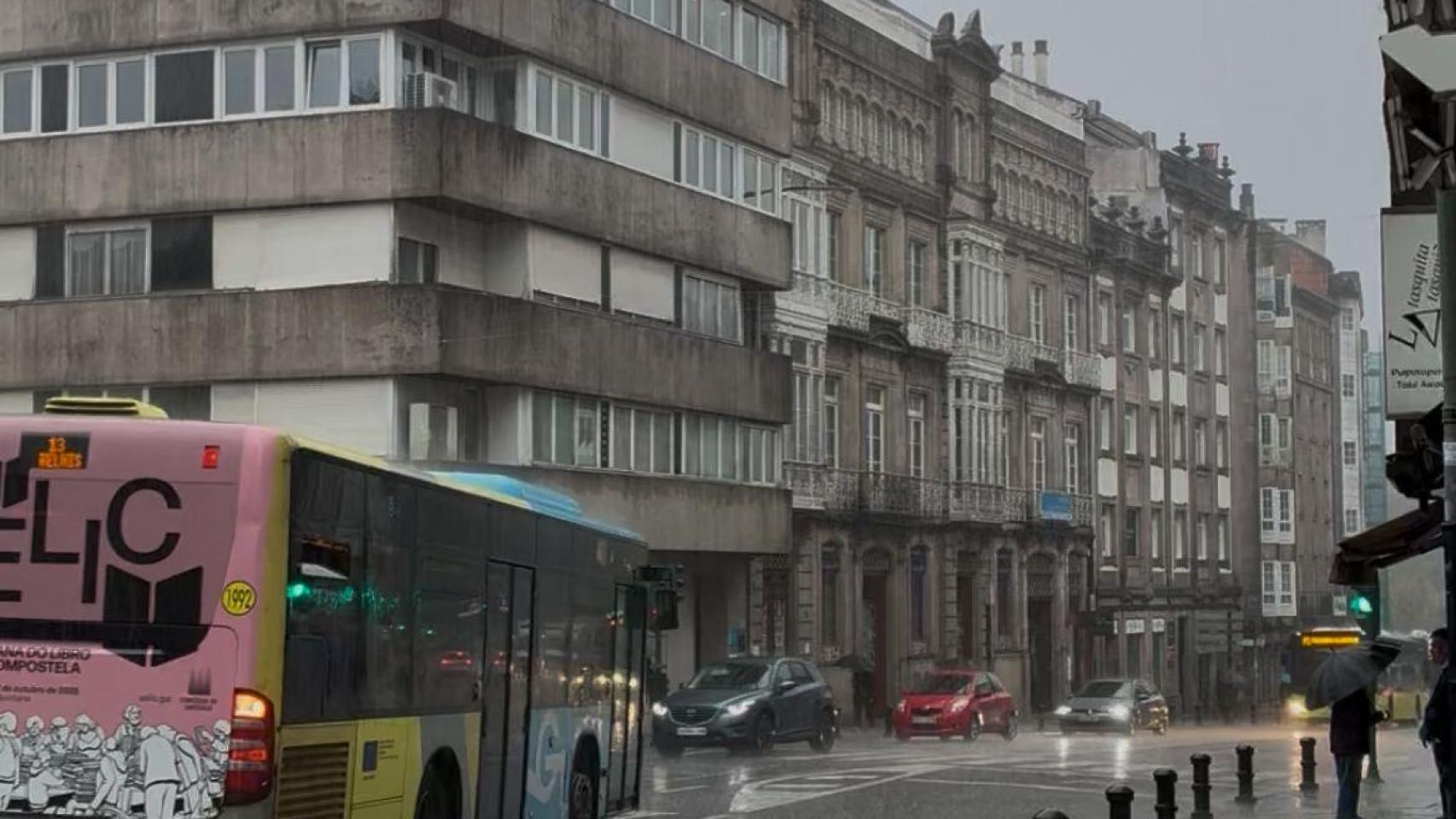 Santiago de Compostela se despierta con fuertes lluvias que se prolongarán toda la semana