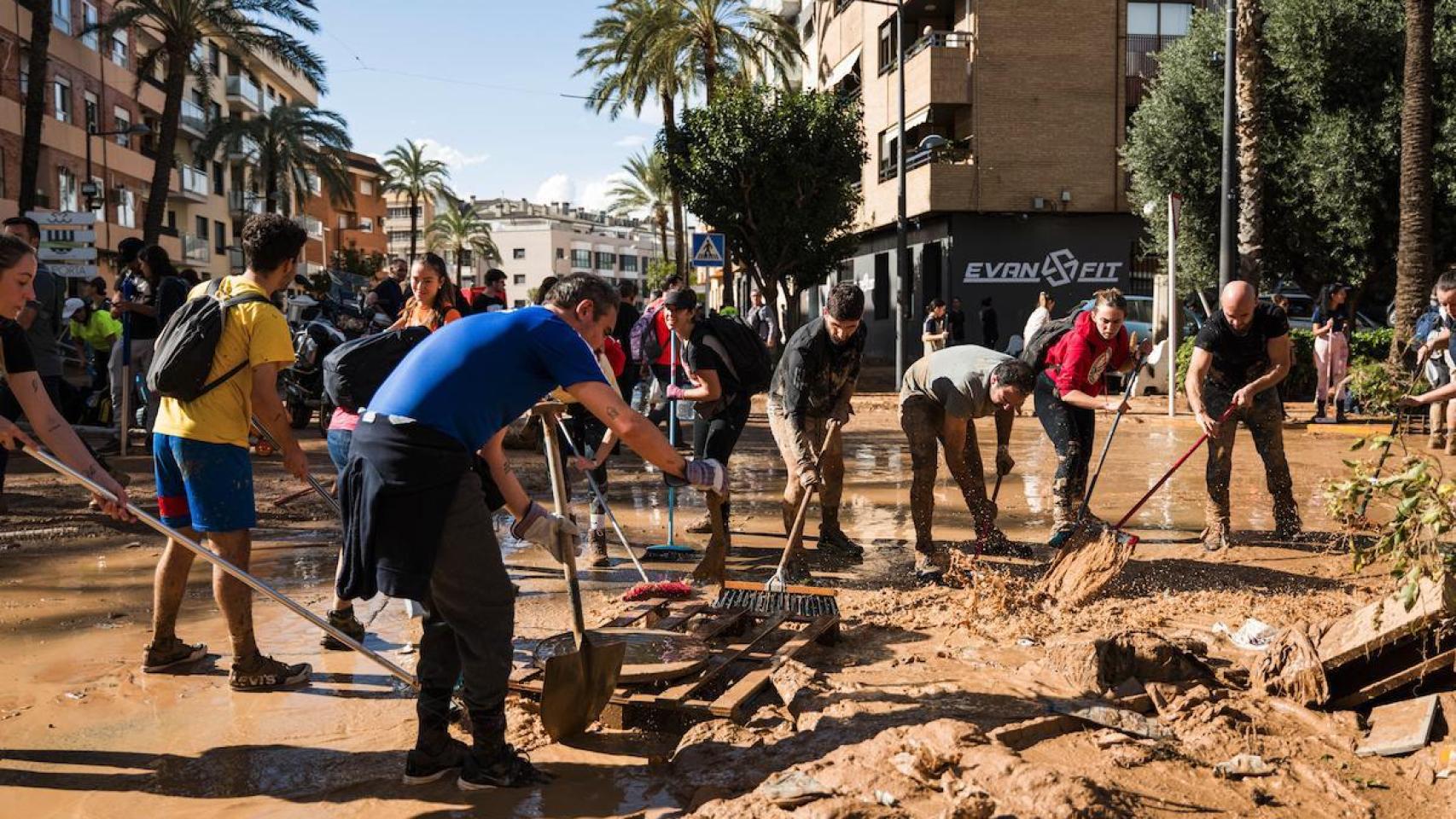 Un grupo de voluntarios retira lodo de las calles de Paiporta en los días posteriores a la dana.