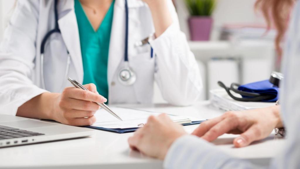 Imagen de archivo de dos médicos.