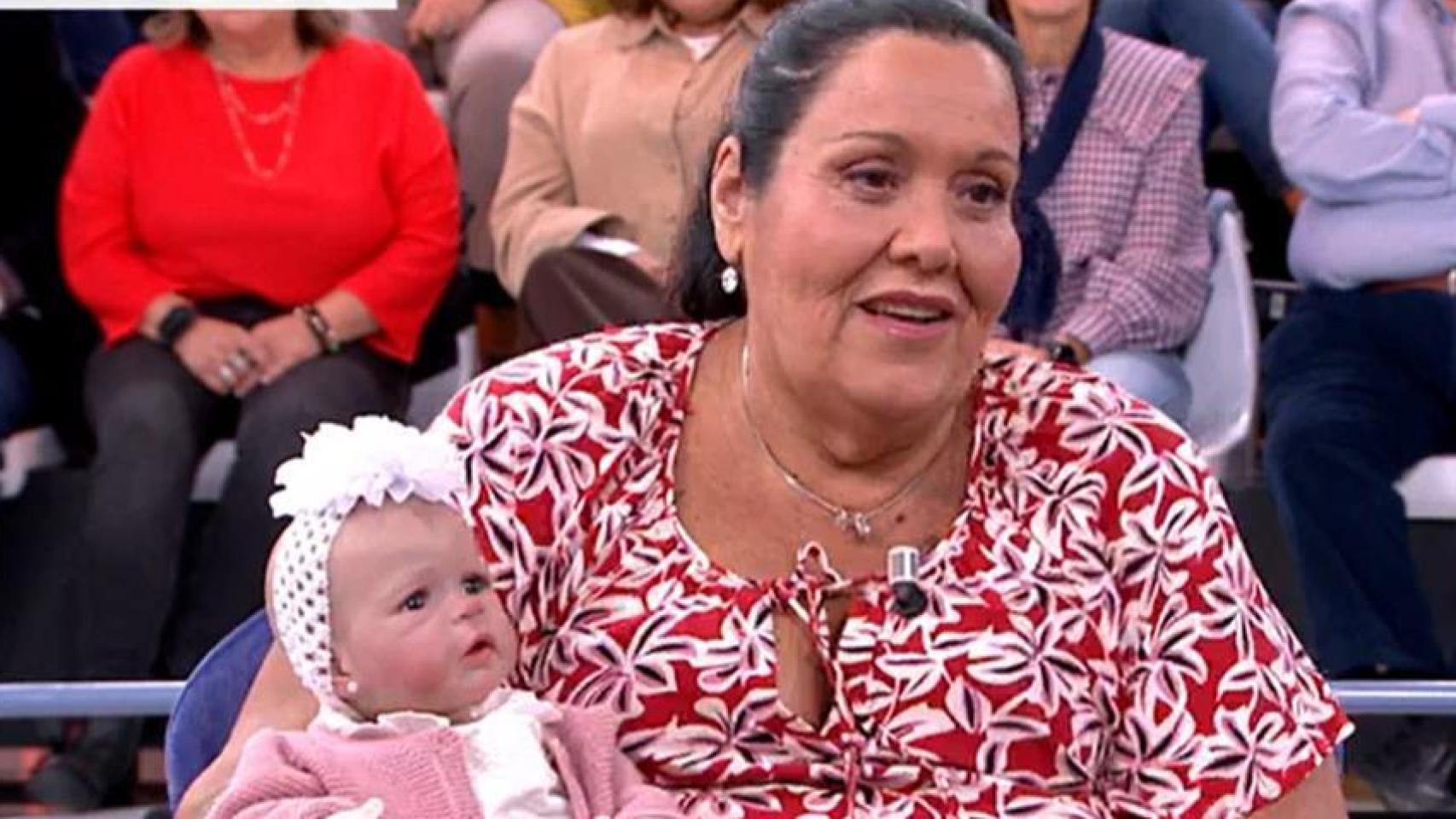 La viuda pasa el duelo junto a sus muñecas.