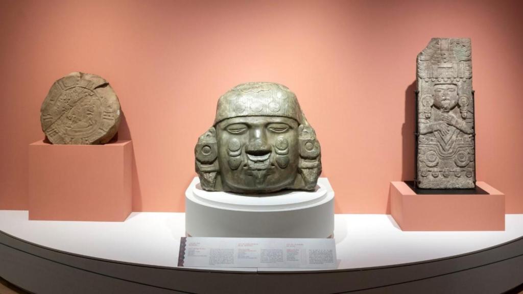 Center: Monumental head of the god Tláloc, 16th century; Left: Stone disc with reliefs possibly associated with a calendar; Right: Stela or vertical relief also dedicated to Tláloc. Photo: National Museum of Anthropology