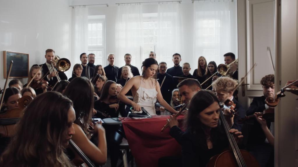 Rosalía ironing in Berghain.