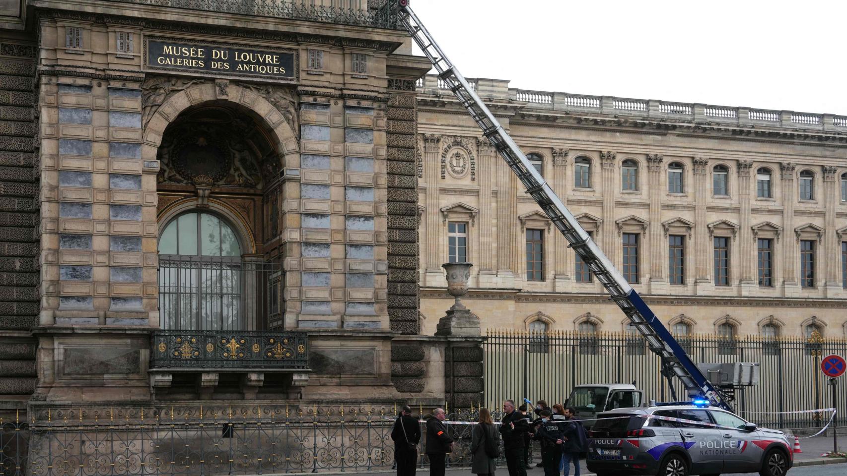 La grua por la que escalaron los presuntos ladrones en el robo del Louvre.