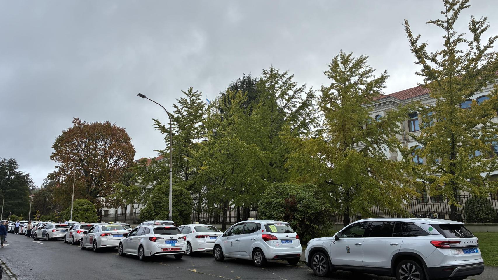 Unos 500 taxistas gallegos se manifiestan en Santiago contra las VTC: Nos quieren destruir